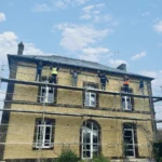 5 membres de l'équipe Cris Ravalement présents sur un chantier de restauration de pierre