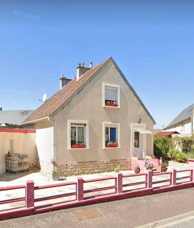 Maison avec une façade abimée avant l'intervention de cris ravalement