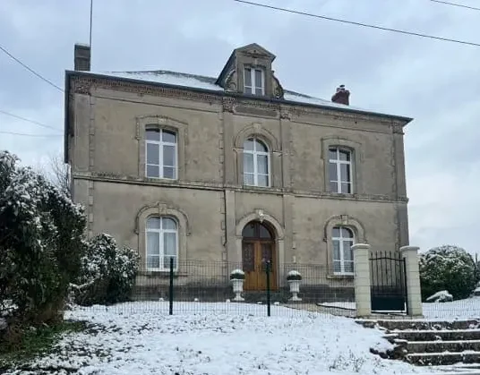 Façade en pierre d'une bâtisse juste avant les travaux de restauration de pierre