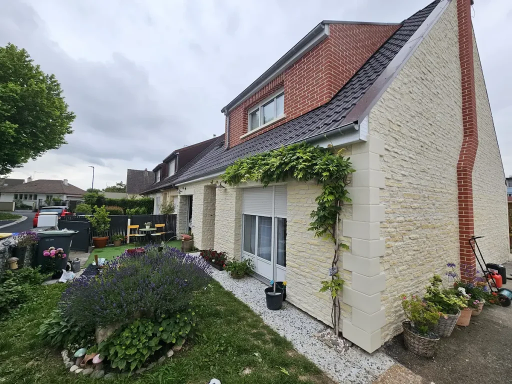 Pose de parement et modénature sur une maison située à Colombelle
