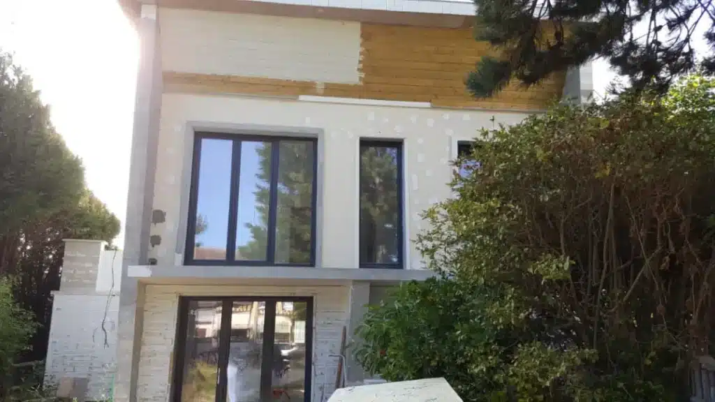 Ravalement à caen d'une grande maison avant l'intervention de l'entreprise cris ravalement