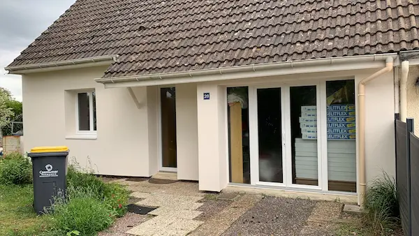 Vue extérieure d'une maison après un ravalement de façade réalisé par Cris Ravalement