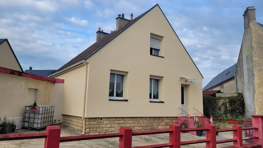 Rendu final d'un ravalement de façade réalisé par cris ravalement sur une façade qui était très abimée