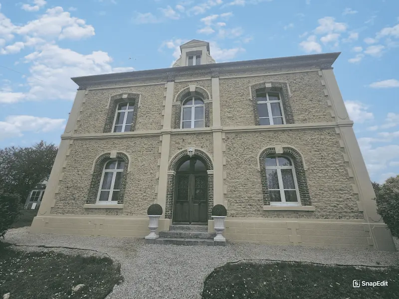 Bâtiment après sa restauration de façade en pierre
