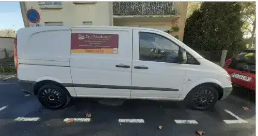 camion blanc de chantier de l'entreprise cris ravalement