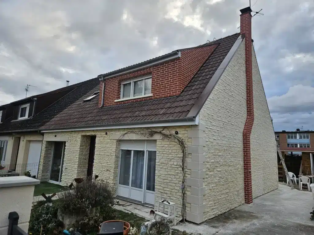 maison avec une façade en pose de parement de pierre blanche et une cheminée en modénature à caen