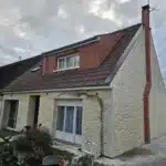 maison avec une façade en pose de parement de pierre blanche et une cheminée en modénature à caen