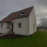 Maison à Caen après isolation extérieure avec parement effet pierre et enduit blanc »