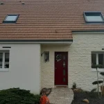 Détail de façade isolée par l'extérieur à Caen, contraste parement pierre et enduit lisse
