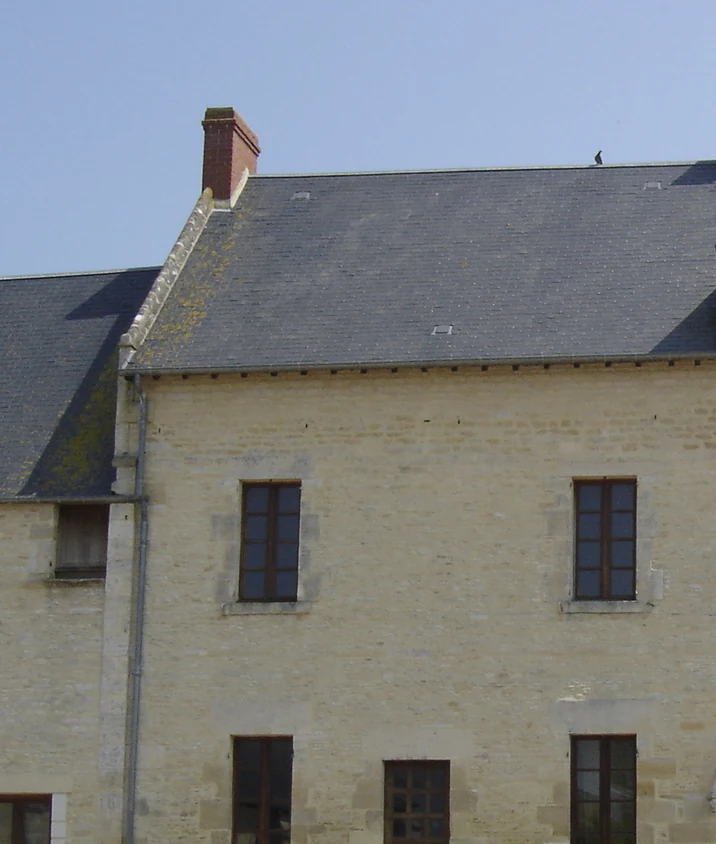 Détail d'appareillage en pierre calcaire sur une façade normande