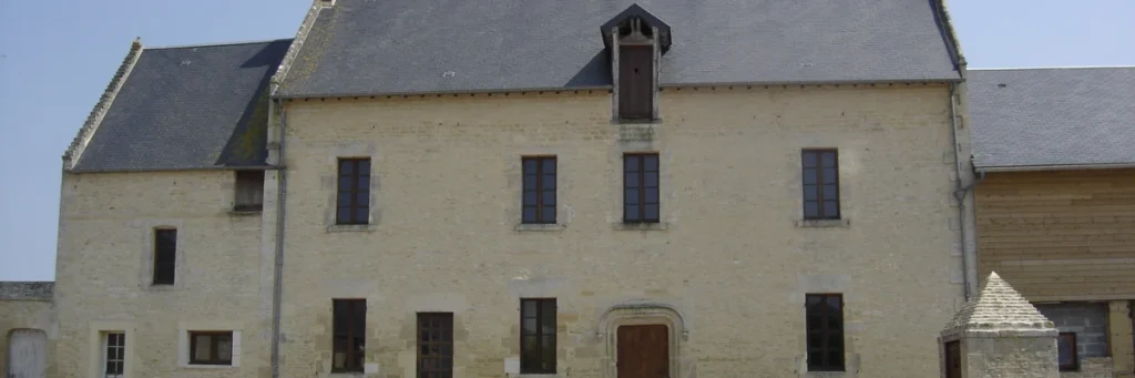 Maison ancienne en pierre calcaire a Anguerny, Calvados, Normandie