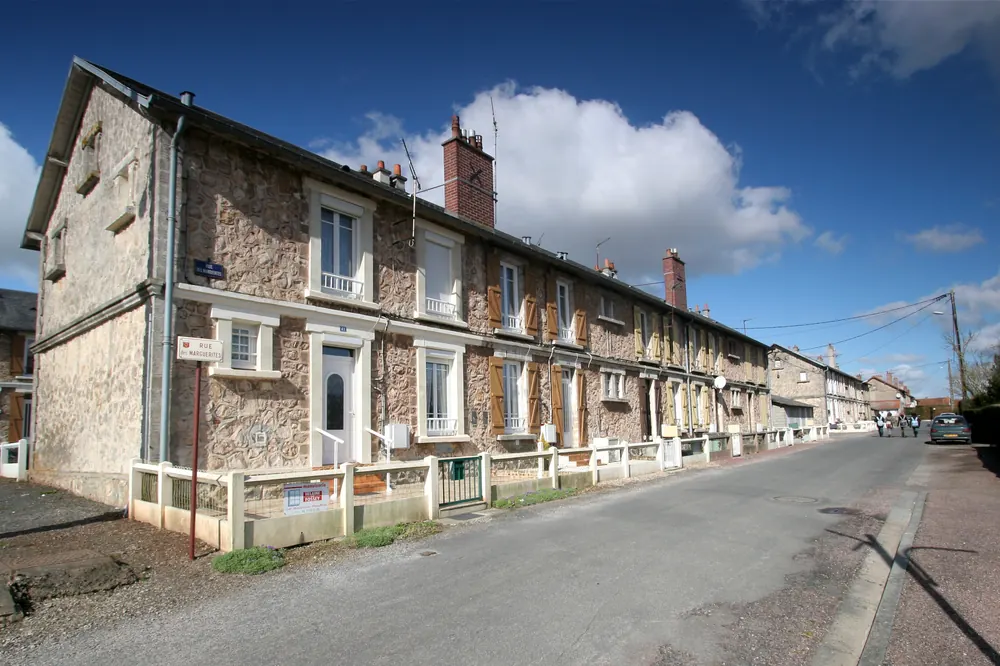 Maisons en moellons de pierre calcaire dans une rue de Potigny, Calvados