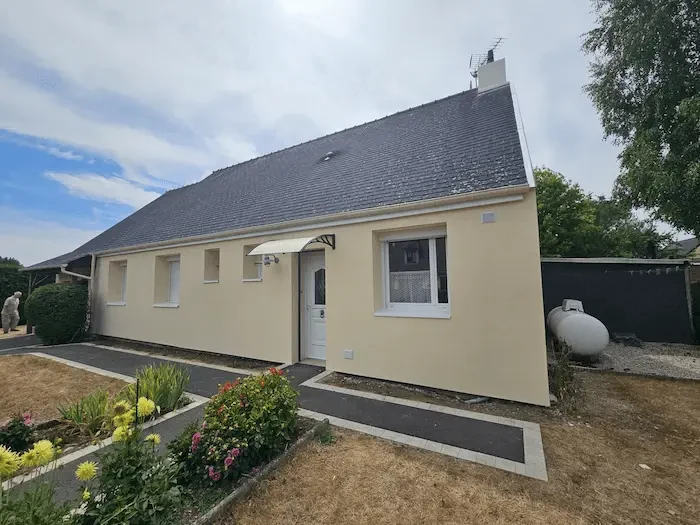 Pavillon après isolation extérieure avec enduit de finition teinte sable dans le Calvados