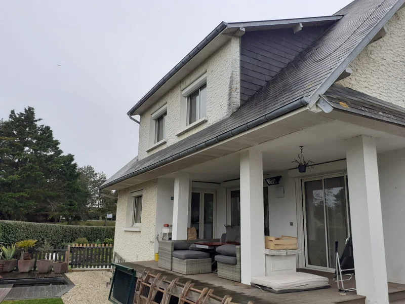 Maison à étage avec porche après isolation par l'extérieur et enduit de finition dans le Calvados