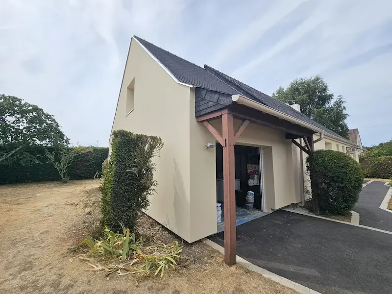 Pavillon avec auvent bois et enduit de finition après isolation par l'extérieur dans le Calvados
