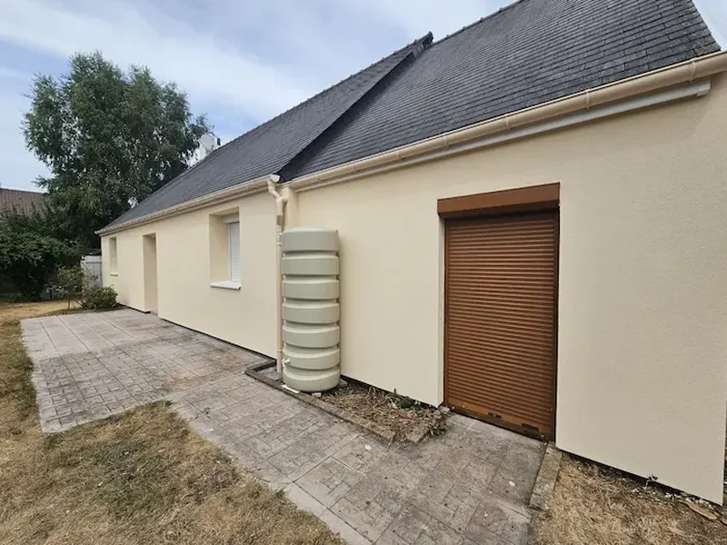 Pavillon avec enduit de finition clair après isolation par l'extérieur dans le Calvados