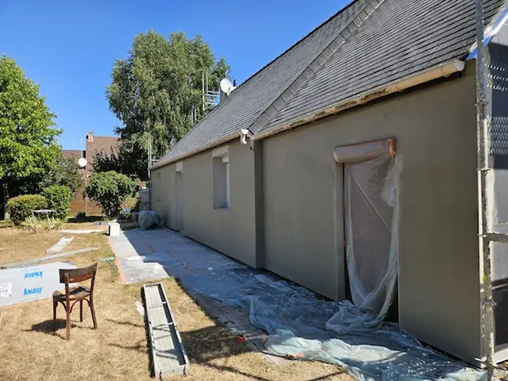 Pavillon en cours d'isolation thermique par l'extérieur avec protections de chantier dans le Calvados