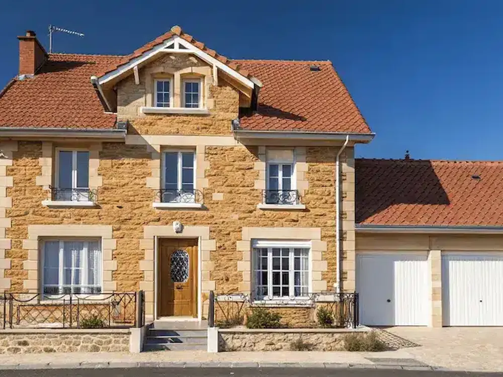 Maison de caractère en pierre et brique avec toit de tuiles en Normandie