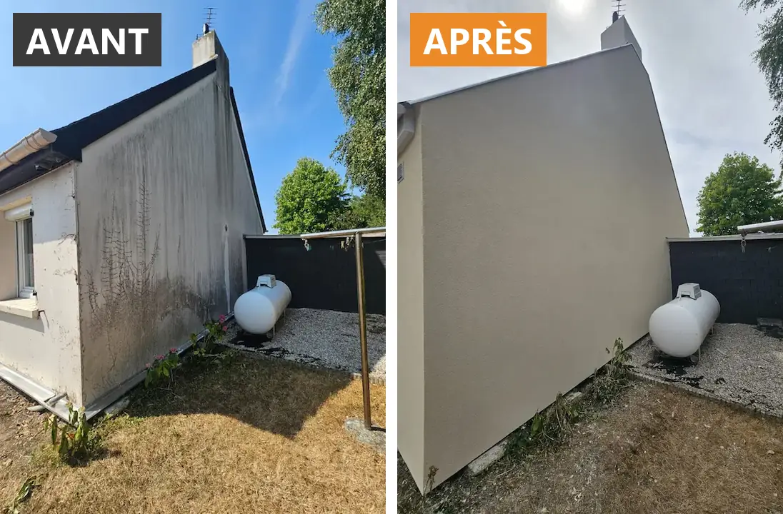 Pignon d'une maison du Calvados avant et après isolation thermique par l'extérieur : façade encrassée à gauche, enduit neuf à droite