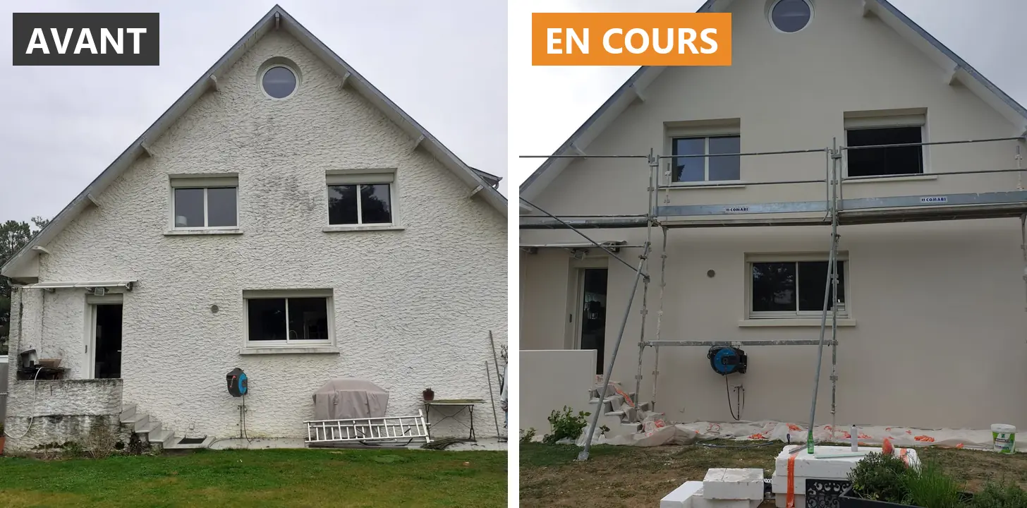 Maison à pignon avant isolation et en cours de chantier : crépi gris à gauche, façade blanche sous échafaudage à droite dans le Calvados