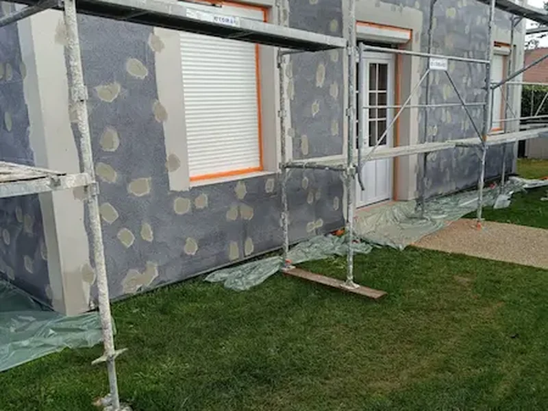 Panneaux isolants posés sur la façade d'un pavillon avec échafaudage dans le Calvados