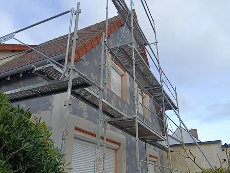 Façade avec panneaux isolants et échafaudage lors d'une isolation extérieure dans le Calvados