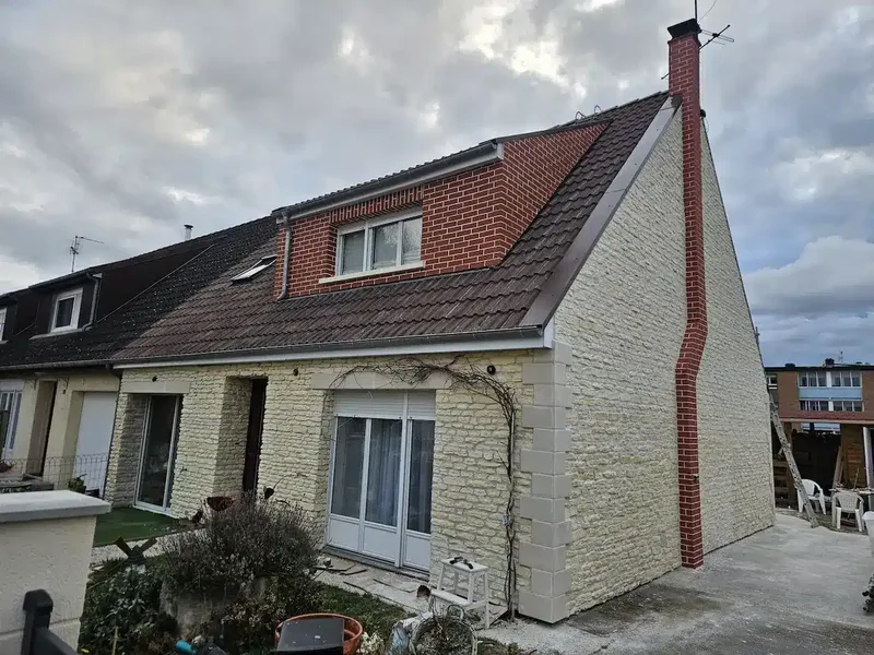 Maison avec parement en pierre et toit de tuiles en Normandie