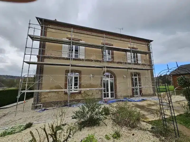 Façade d'une maison bourgeoise en rénovation avec échafaudage en Normandie