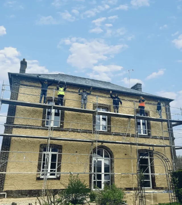 5 membres de l'équipe Cris Ravalement présents sur un chantier de restauration de pierre