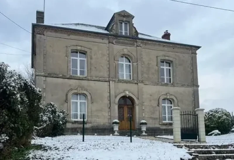 Façade en pierre d'une bâtisse juste avant les travaux de restauration de pierre