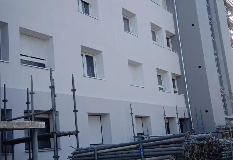 ITE sur un immeuble en Normandie réalisée par l'entreprise cris ravalement.