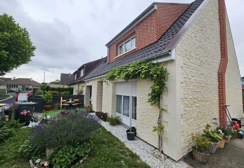Pose de parement et modénature sur une maison située à Colombelle