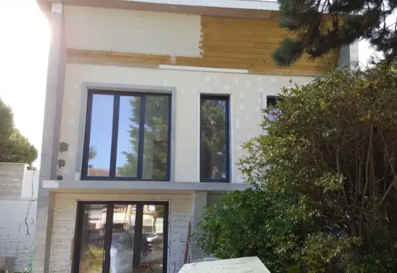 Ravalement à caen d'une grande maison avant l'intervention de l'entreprise cris ravalement