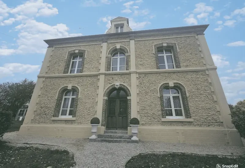 Bâtiment après sa restauration de façade en pierre