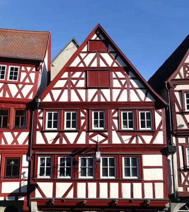 3 maisons avec des façades en colombage