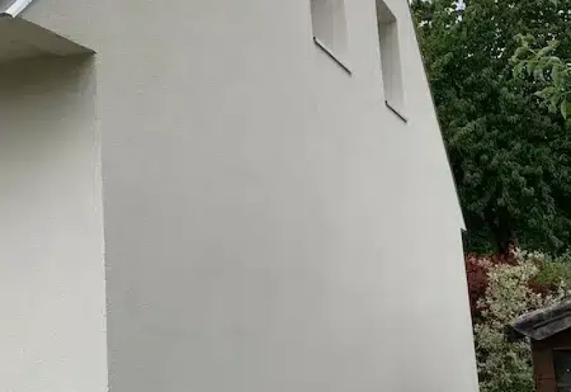 ravalement extérieur d'un mur d'une maison d'un particulier en normandie.